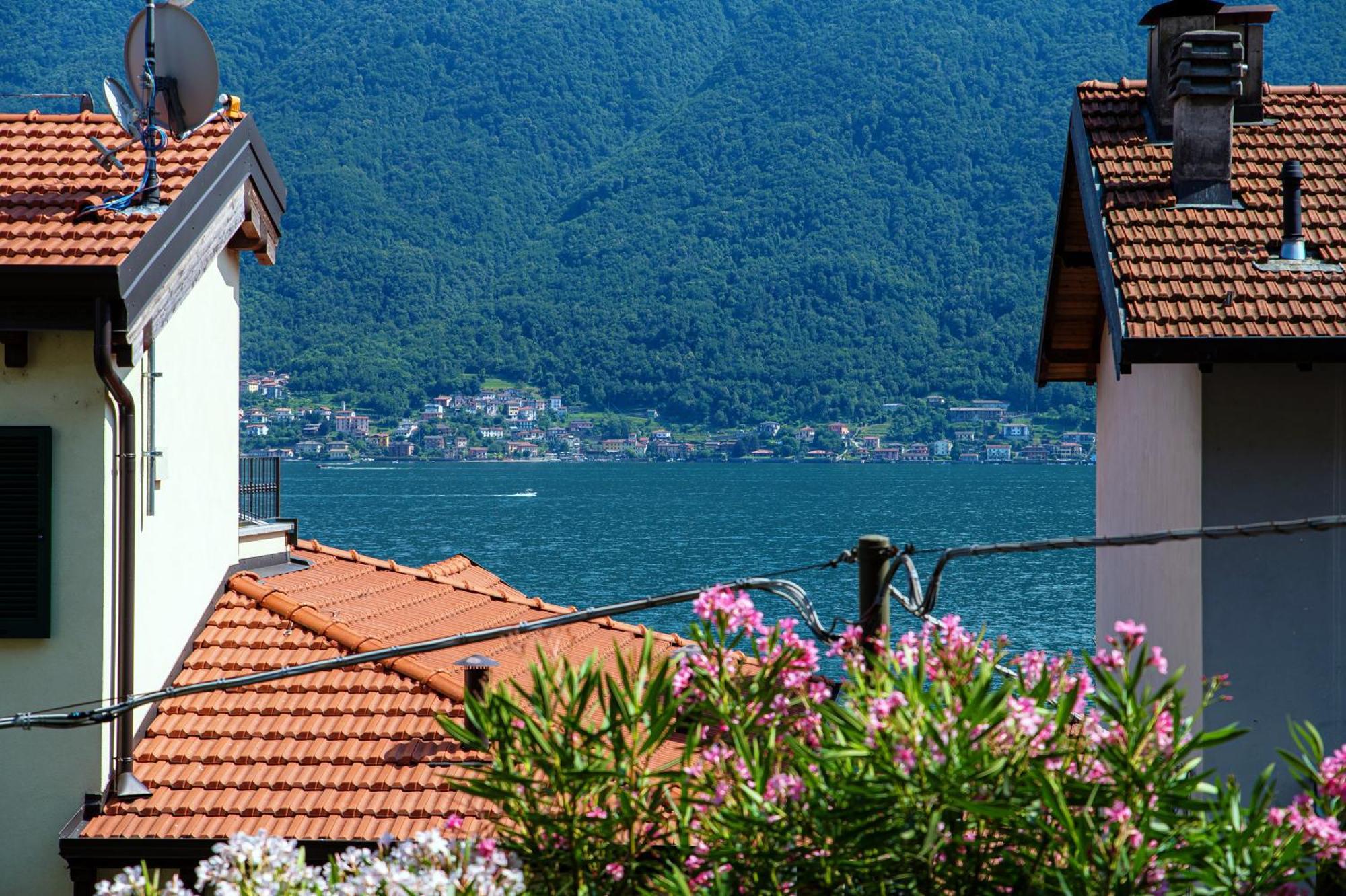 Delizioso Bilocale Vista Lago Colonno Bagian luar foto