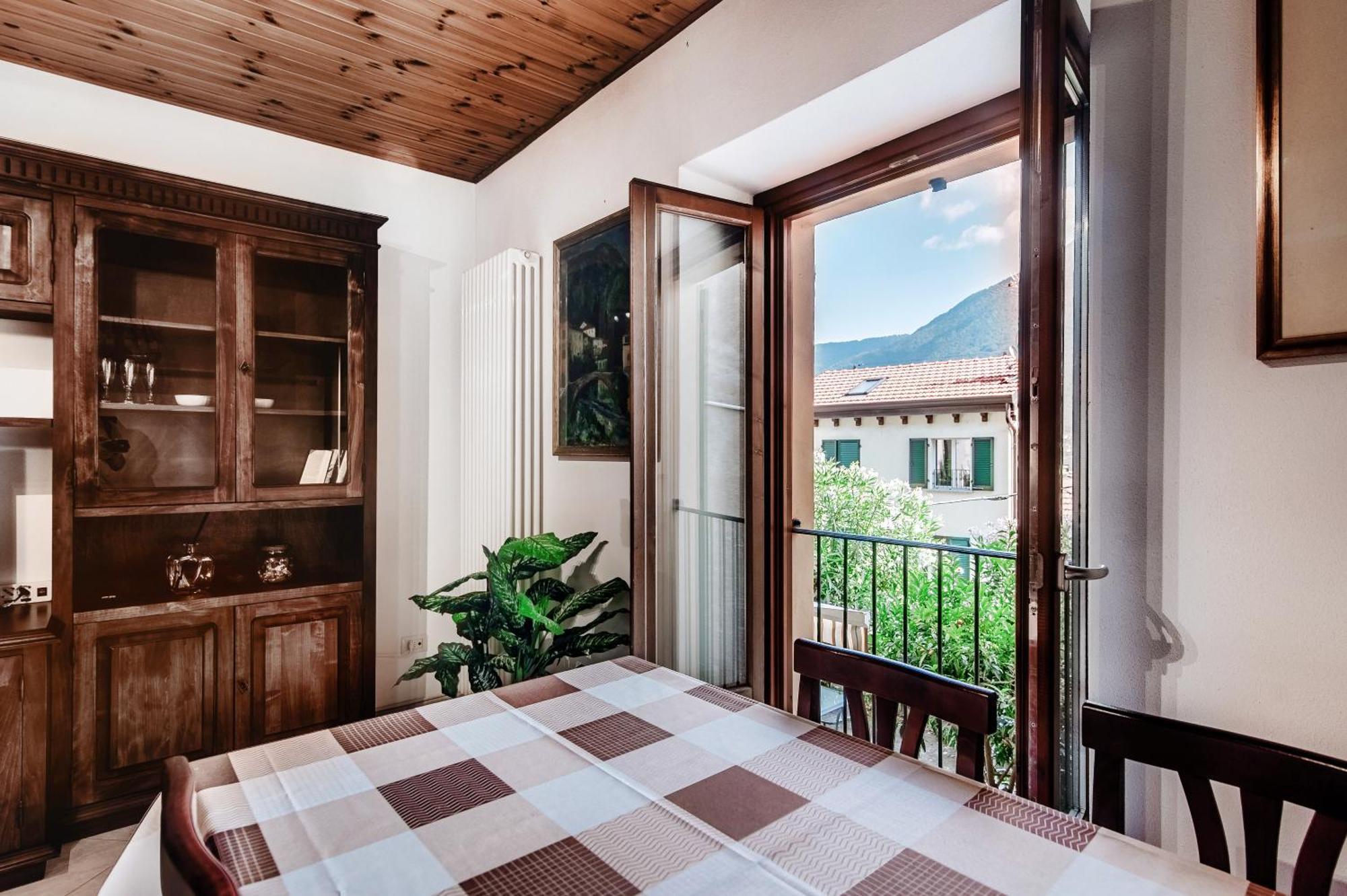 Delizioso Bilocale Vista Lago Colonno Bagian luar foto